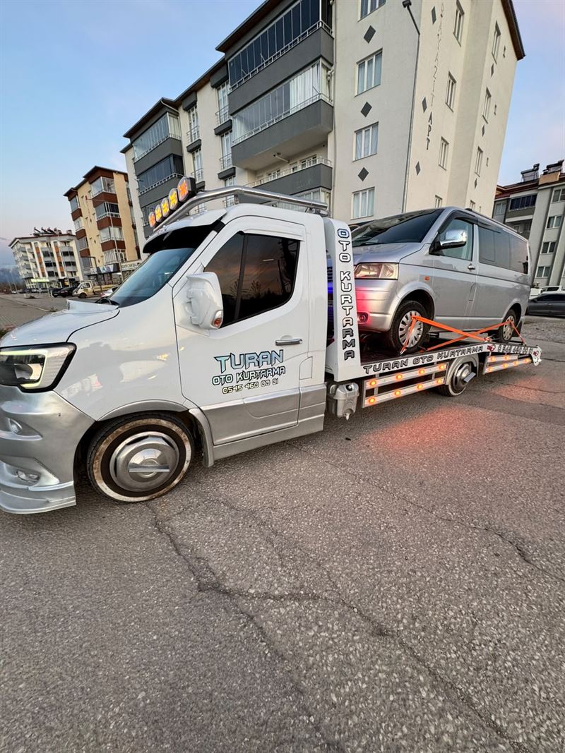Gri SUV aracının apartman önünde Turan Oto Kurtarma çekicisiyle taşınması