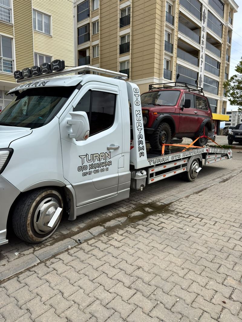 Kırmızı pickup aracının apartman önünde çekiciye yüklenmesi