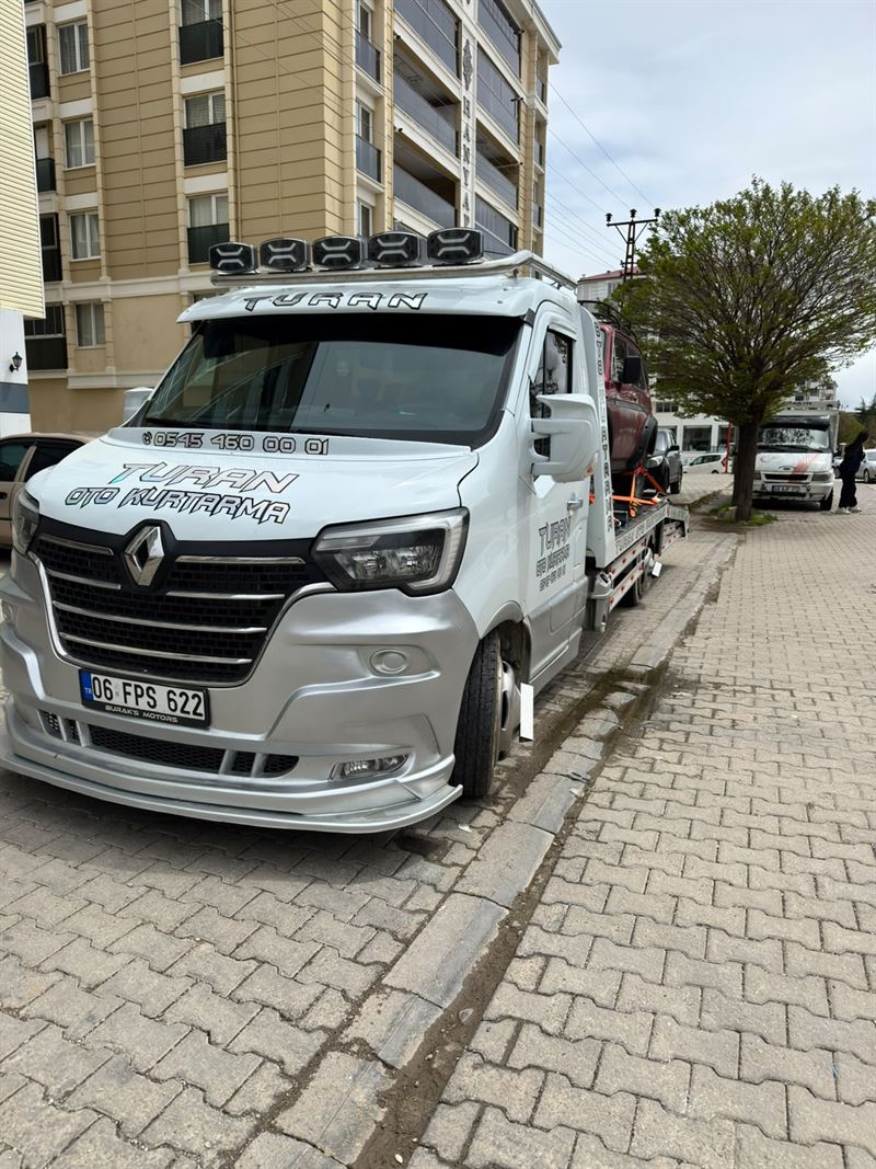 Beyaz Turan Oto Kurtarma çekicisi, apartman önünde önden görünüm