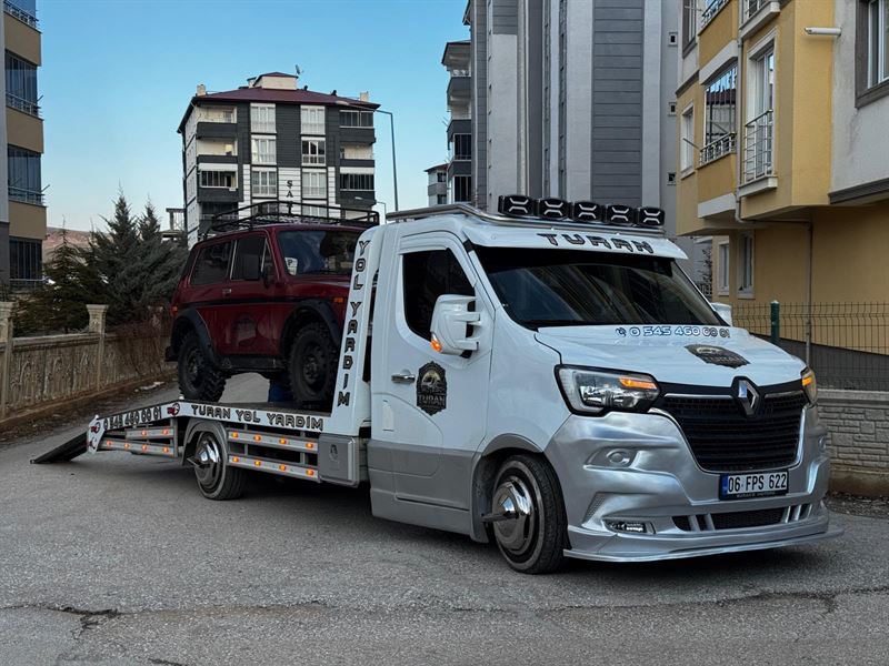 Turan Oto Kurtarma çekicisi üzerinde kırmızı arazi aracı
