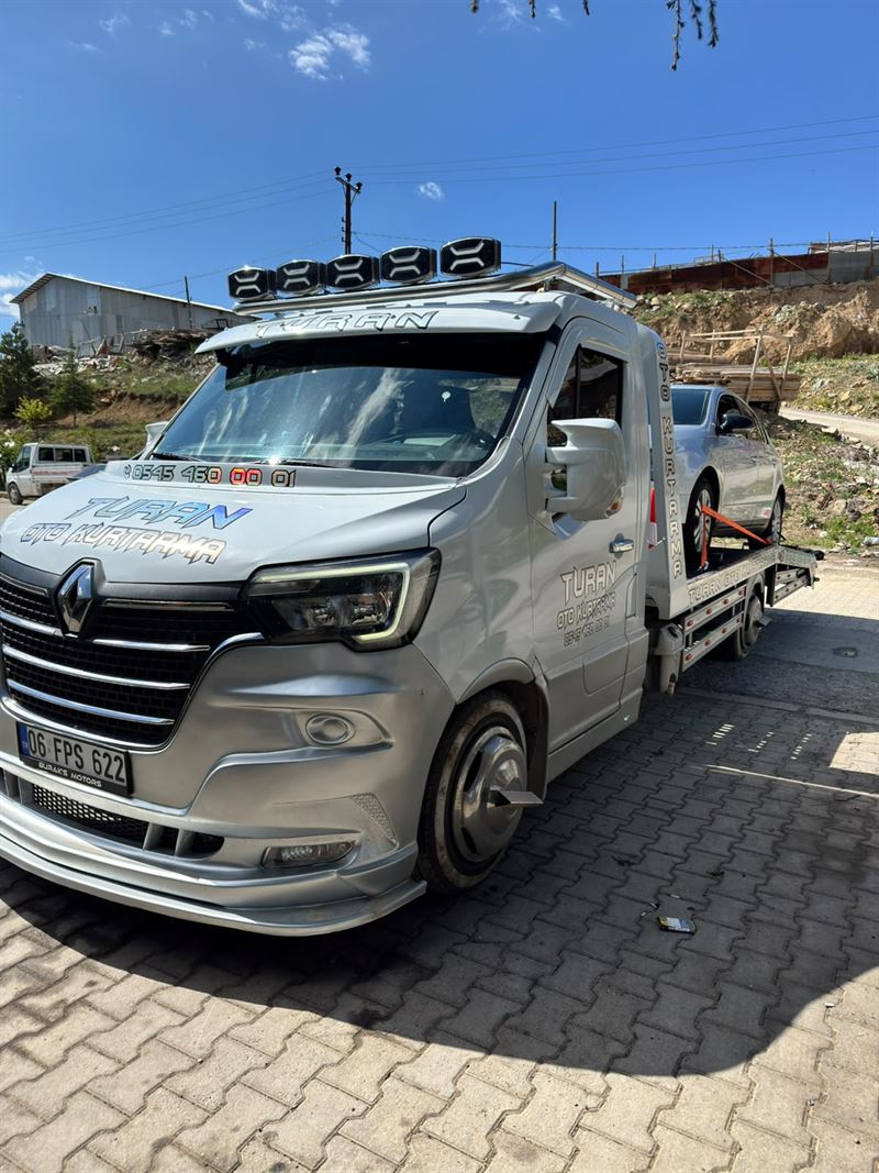 Beyaz Turan Oto Kurtarma çekicisi, açık alanda önden görünüm