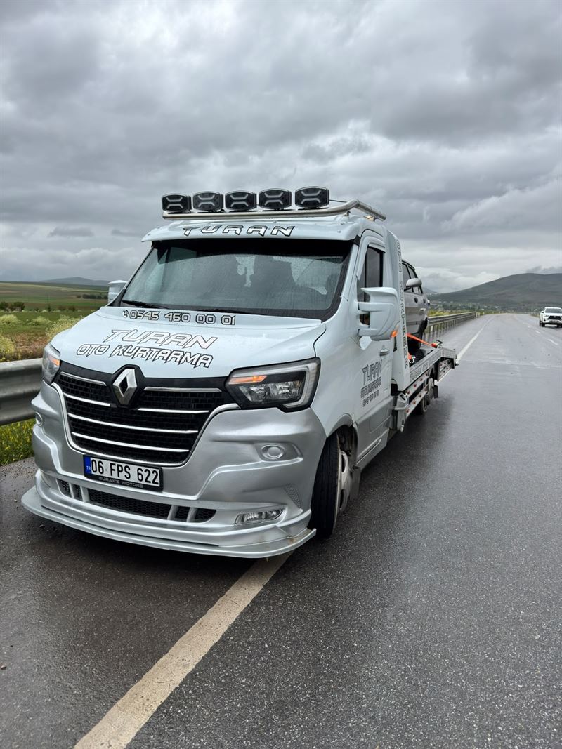 Beyaz Turan Oto Kurtarma çekicisi, dağ manzaralı yol kenarında