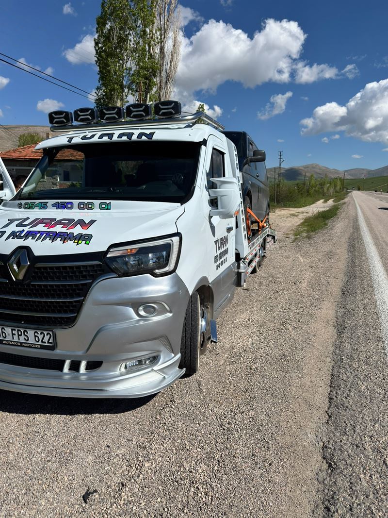 Kırsal yol kenarındaki beyaz Turan Oto Kurtarma çekicisi