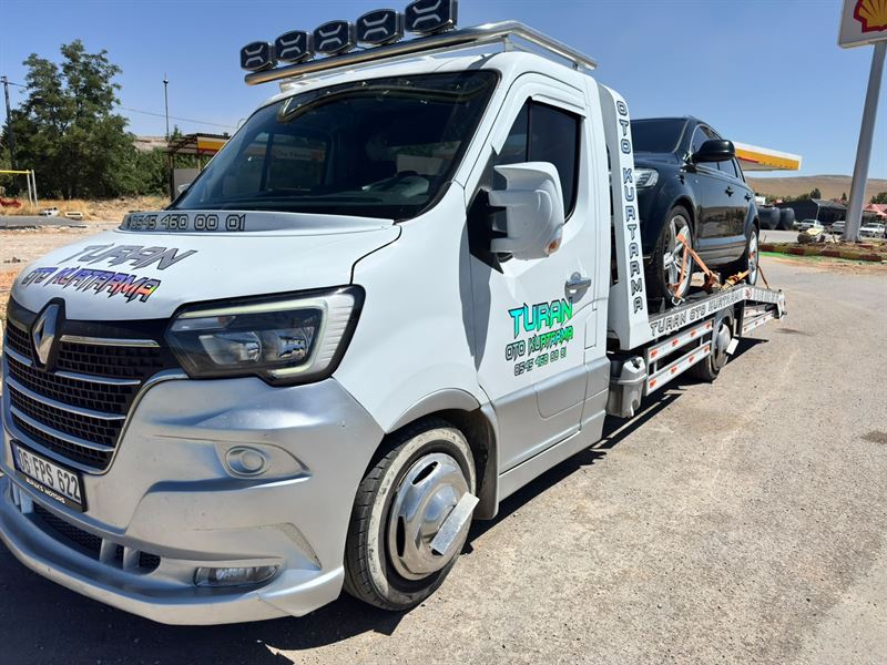 Araç taşıma sırasında Turan Oto Kurtarma çekicisinin yakın görünümü