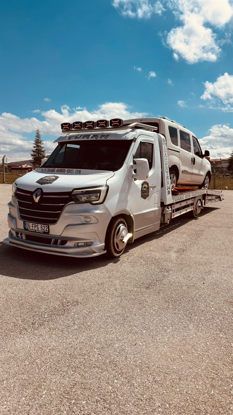 Beyaz Turan Oto Kurtarma çekicisi, açık alanda önden görünüm