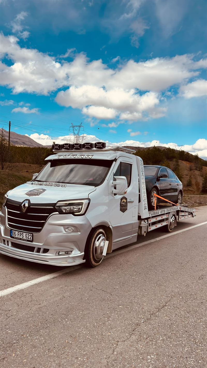 Koyu renkli otomobilin Turan Oto Kurtarma çekicisi üzerinde taşınması