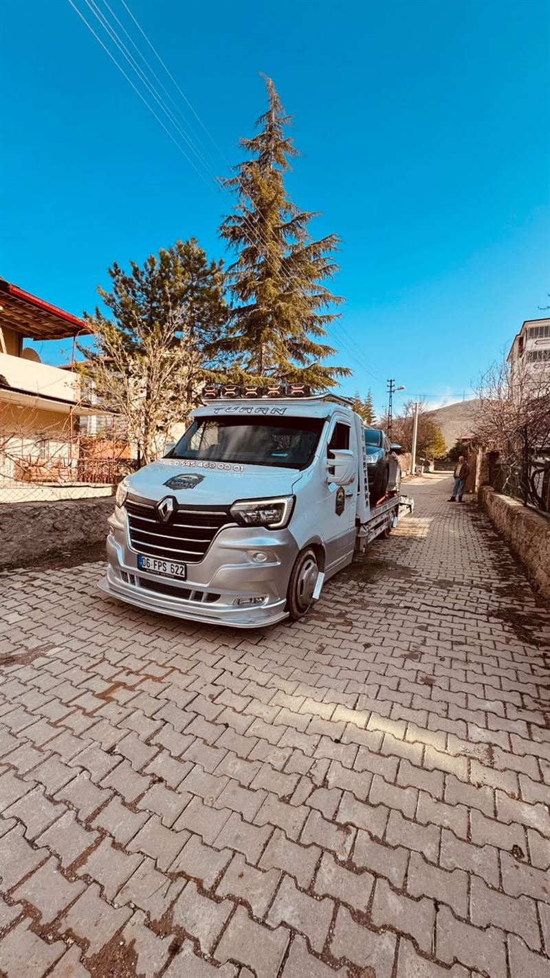 Beyaz Turan Oto Kurtarma çekicisi, kaldırım kenarında